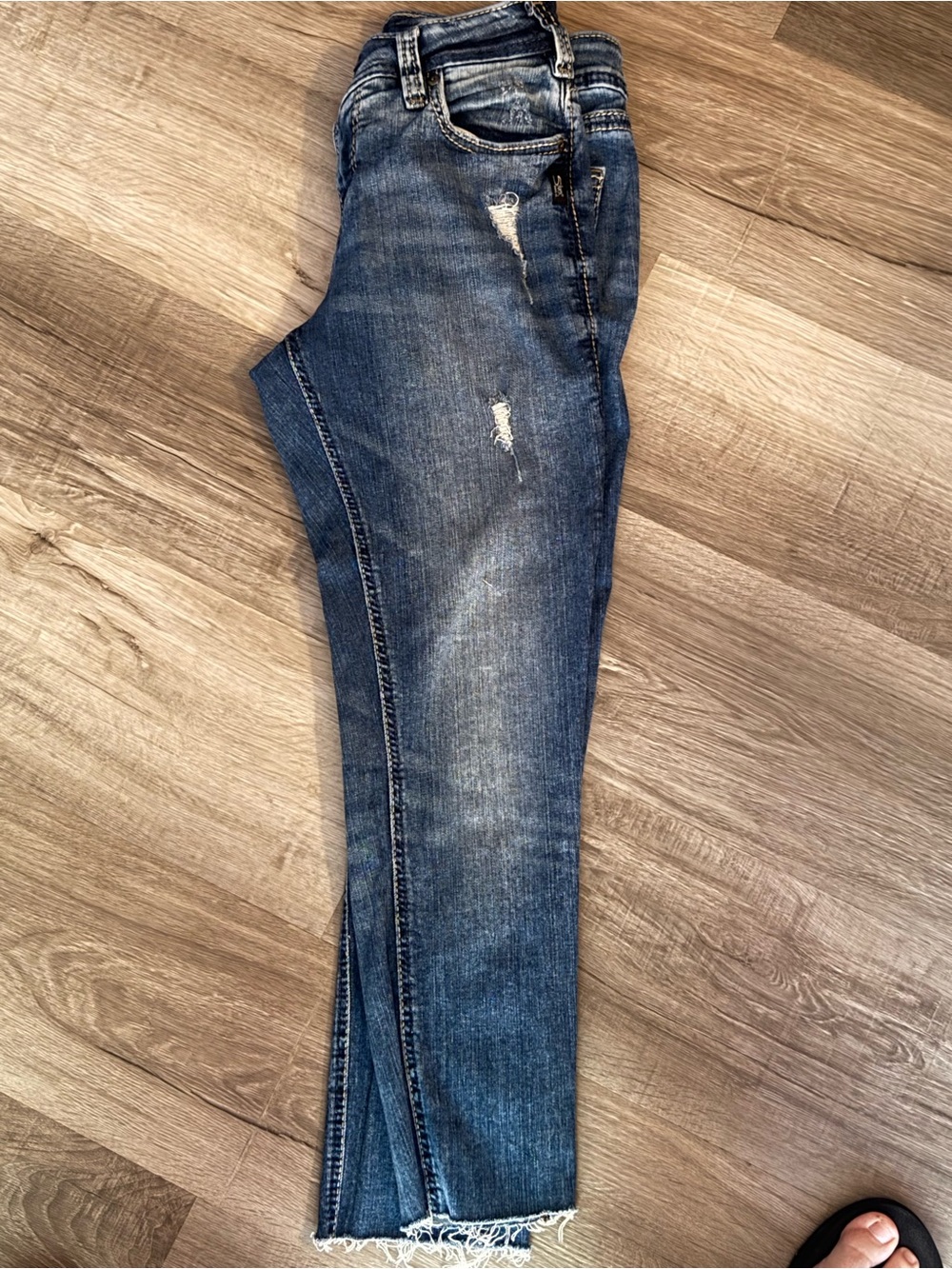 Silver Jeans Co Girlfriend W26 L29 Mid Rise Skinny Distressed Raw Hem